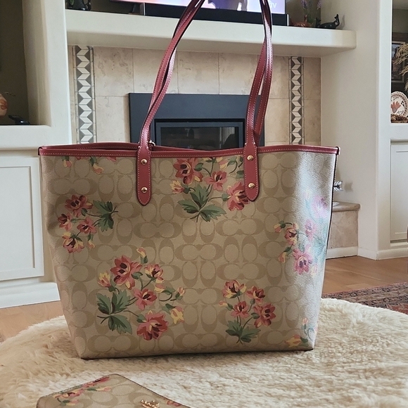 Beautiful Coach Large Reversible Signature Rose & Wallet Tote Set 💐 - Picture 10 of 16